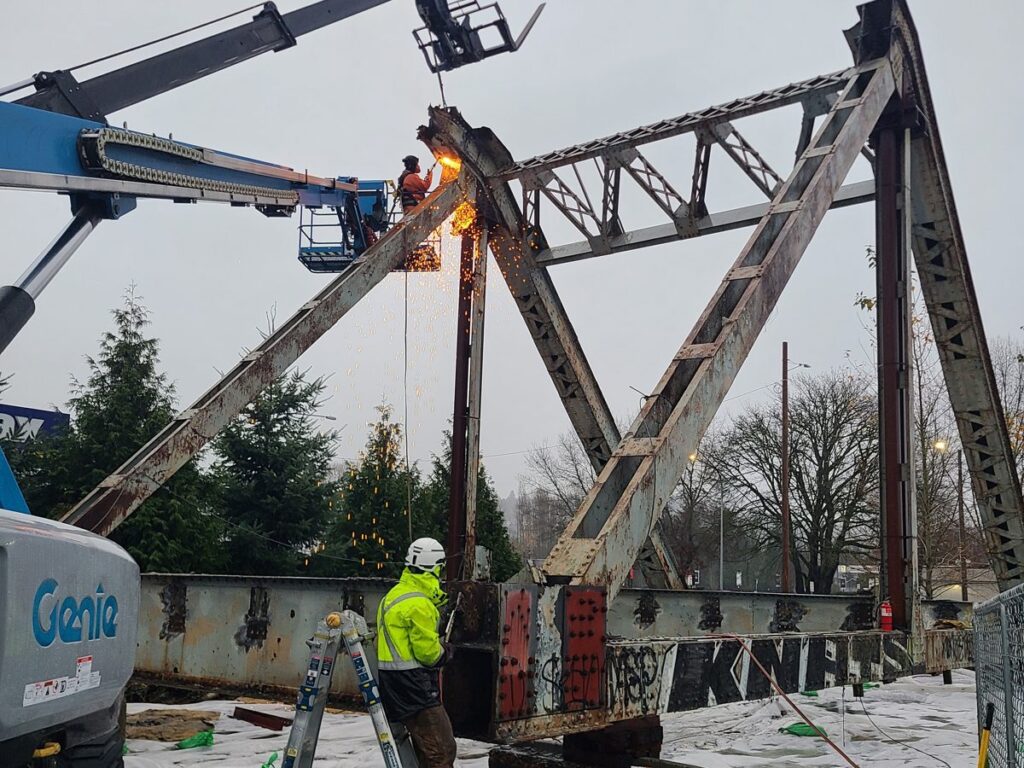 Lifts and crew dismantling the Puyallup River Bridge steel truss